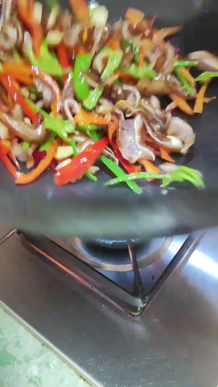 小炒猪耳，家常菜美食制作分享，有喜欢的吗？