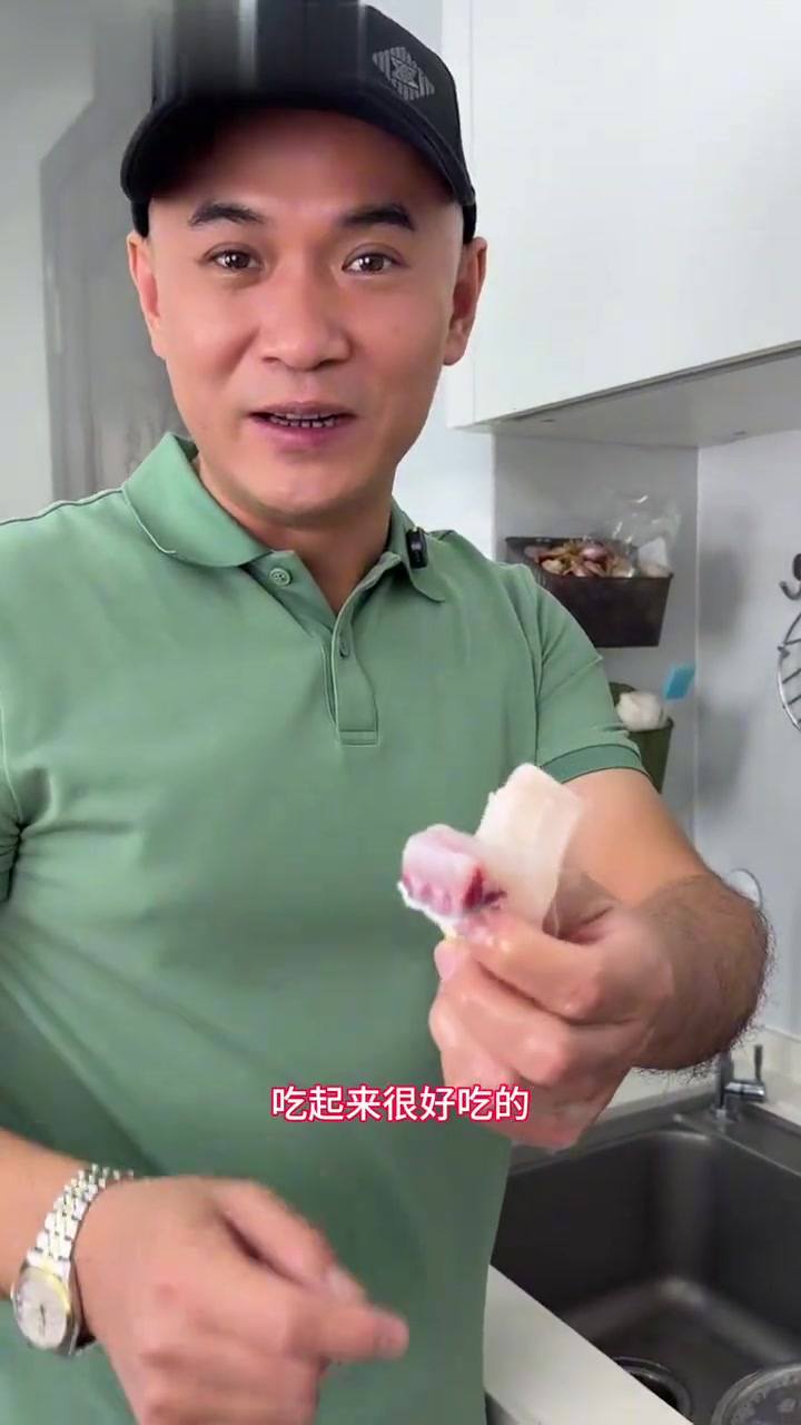 鲩鱼腩清水打边炉，嫩滑简单，配姜葱豉油味道惊喜
