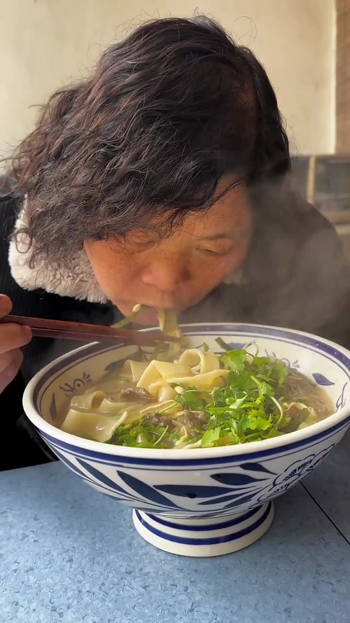 在河南天冷来一碗羊肉炝锅烩面 真的香迷糊啦