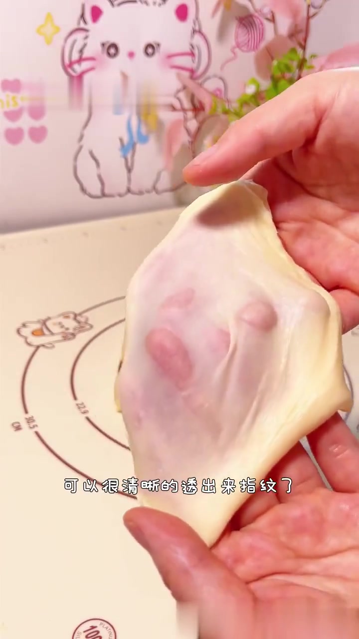 包裹式肠仔包暄软细腻,香肠香融进面包里,拍完很快就被吃完了
