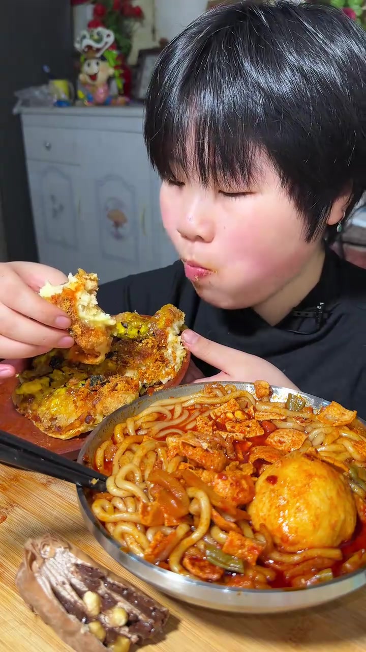 土豆螺蛳粉芝士炸鸡披萨