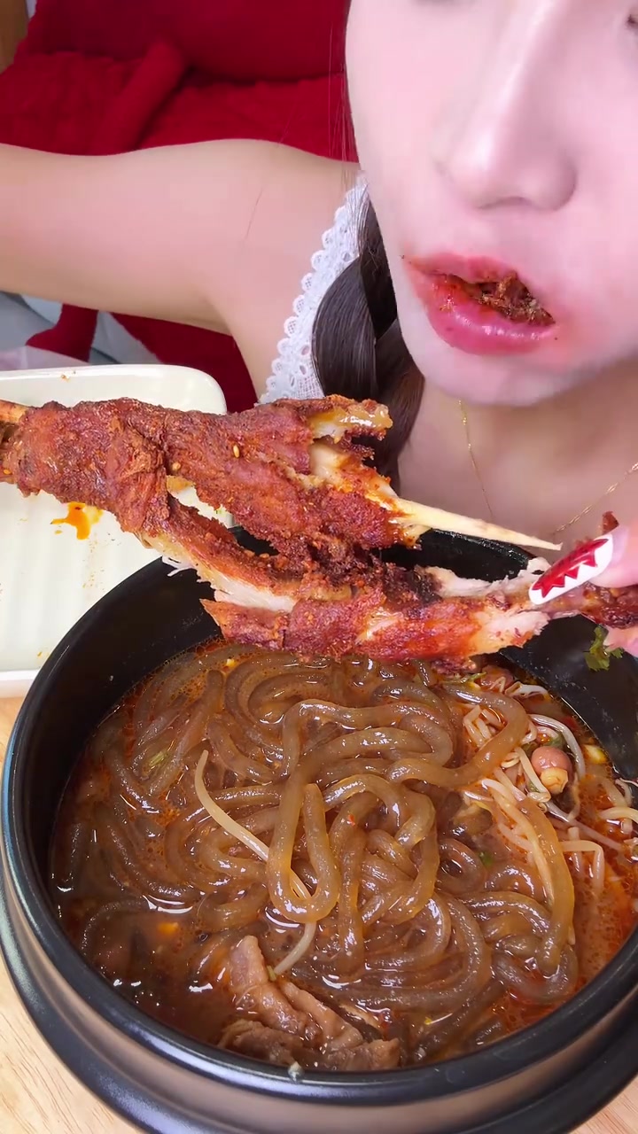 酸辣粉，炸大鸡腿，里脊肉汉堡