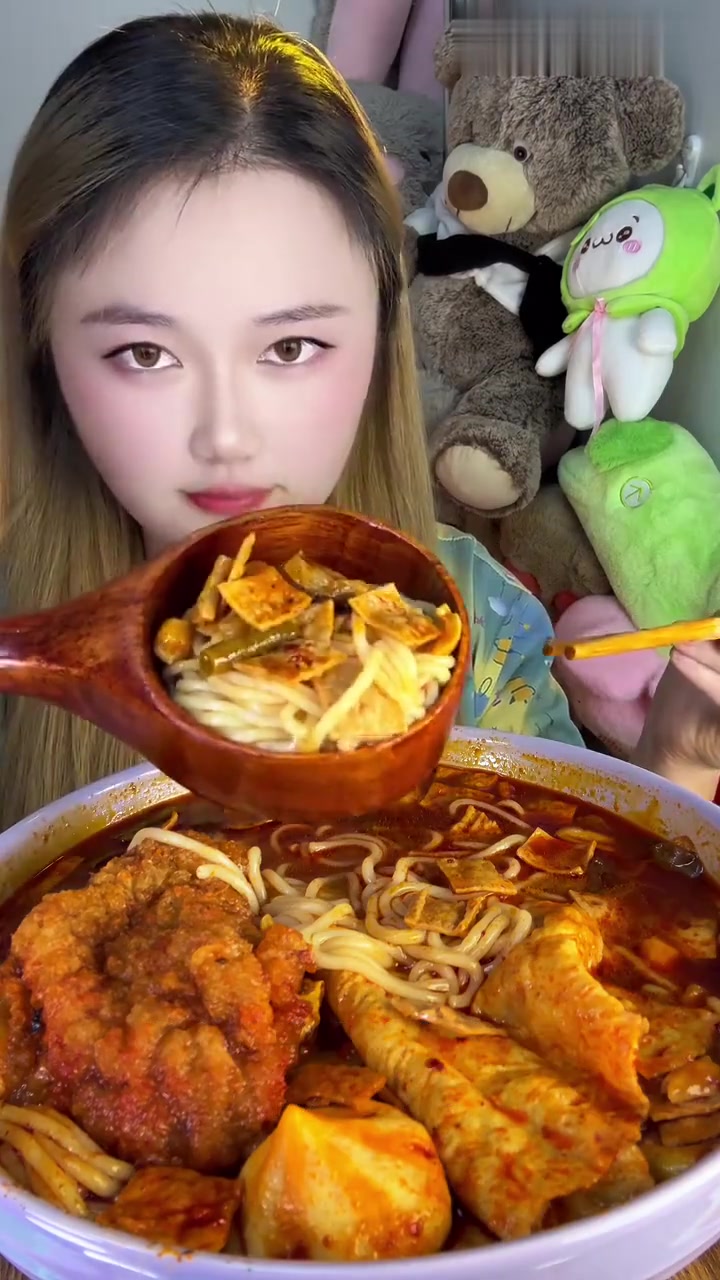 螺蛳粉配虎皮猪蹄，轰辣才够劲！