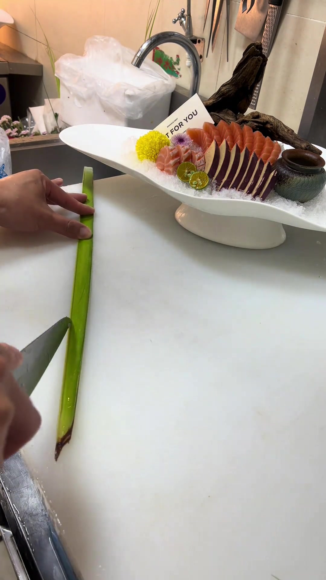 不畏惧未知执着前行,三文鱼刺身拼盘治愈心情