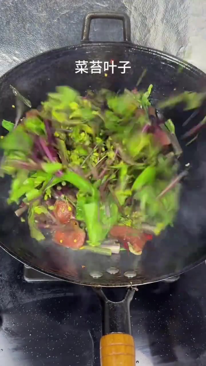 红菜苔炒腊肉，家常下饭的美味菜肴