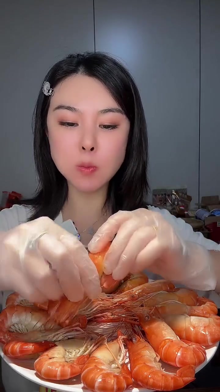 这个罗氏虾个头都很大，而且都是活虾制作肉品质非常高，品质很棒营养价值非常高，高蛋白质氨基酸