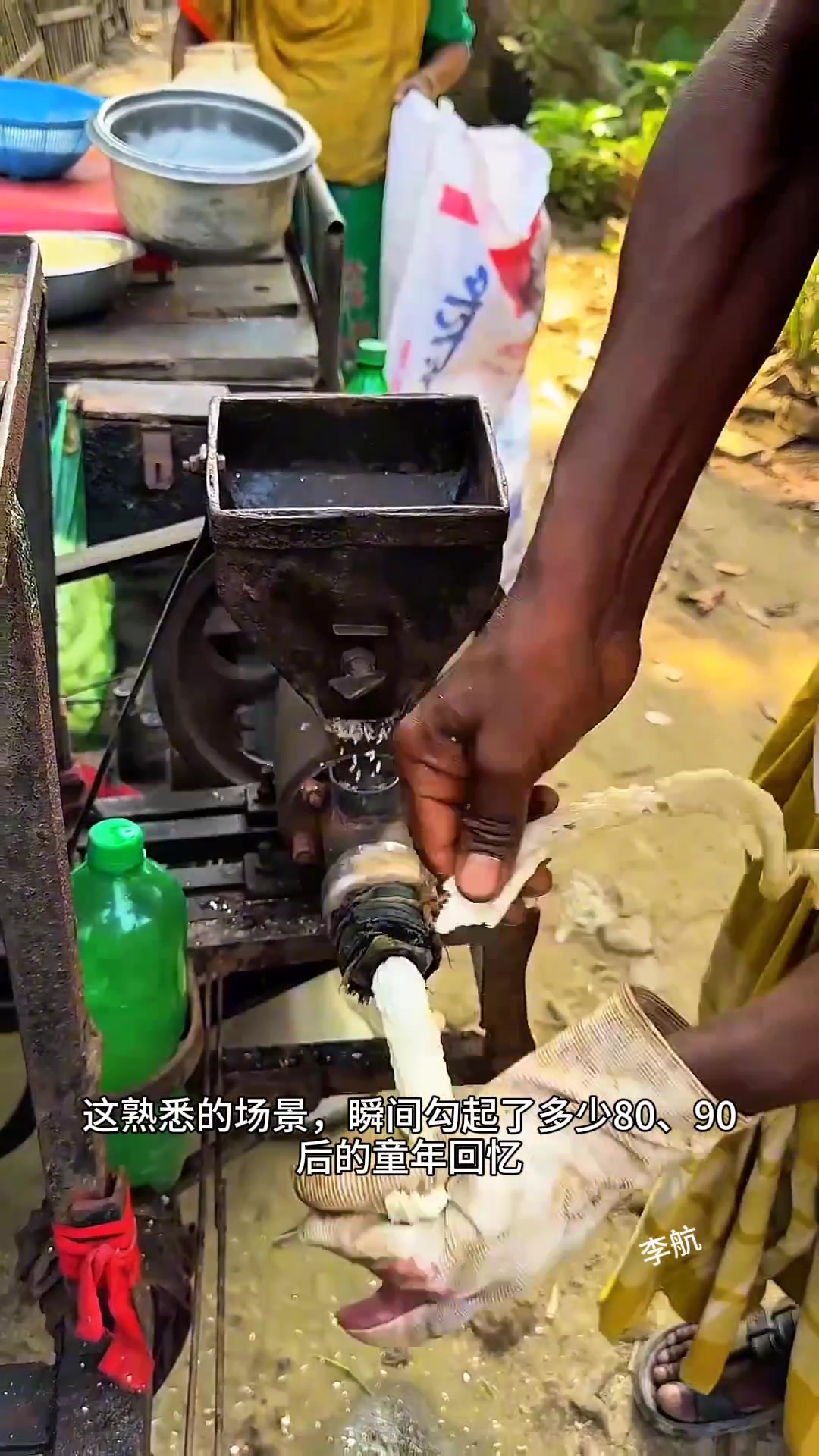 印度村民用大米制作爆米花筒