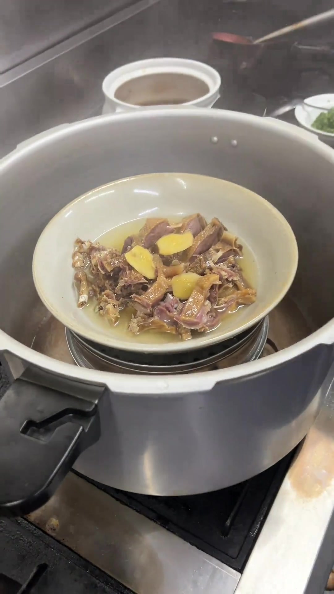 板鸭做出来总是偏咸，你可以试试在制作前用淡盐水浸泡30分钟