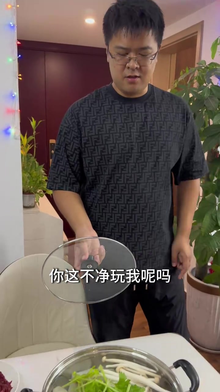 带东北老公吃潮汕牛肉火锅,自己买现切的肉回家做,自己搞的汤底,真的很不错喔～