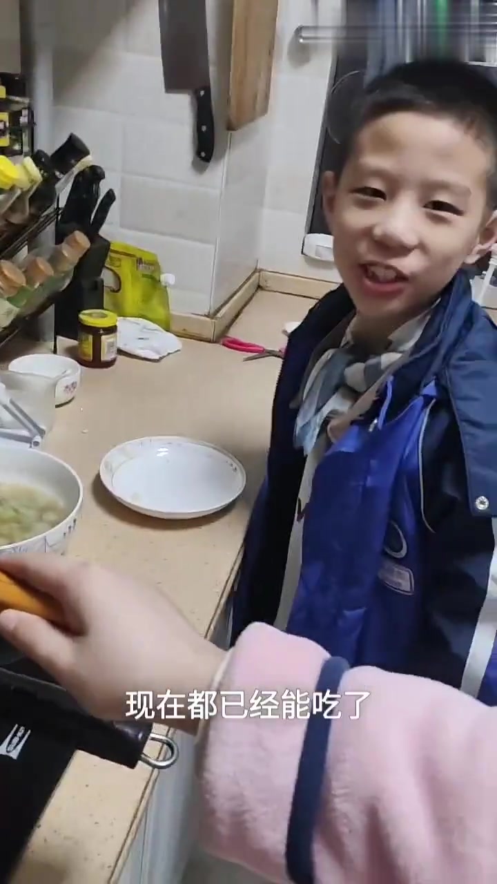 厨房灾难现场!黄瓜切太厚炒不熟,菜糊了还能吃吗?