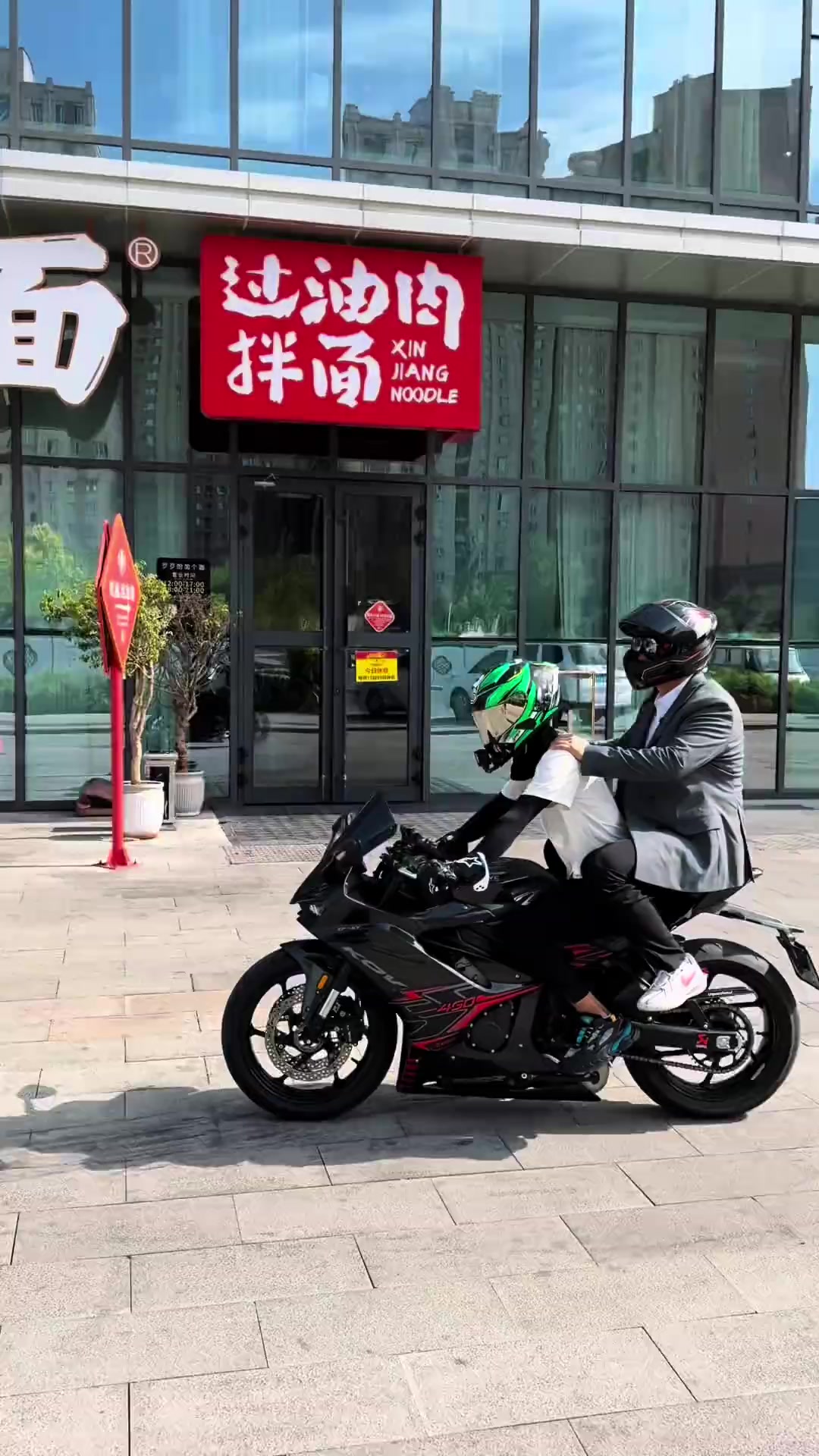 肚子里面一点饭没有,肚子胀得很!和田2000公里乌鲁木齐来了,鬼肉拌面没有太森气了!……