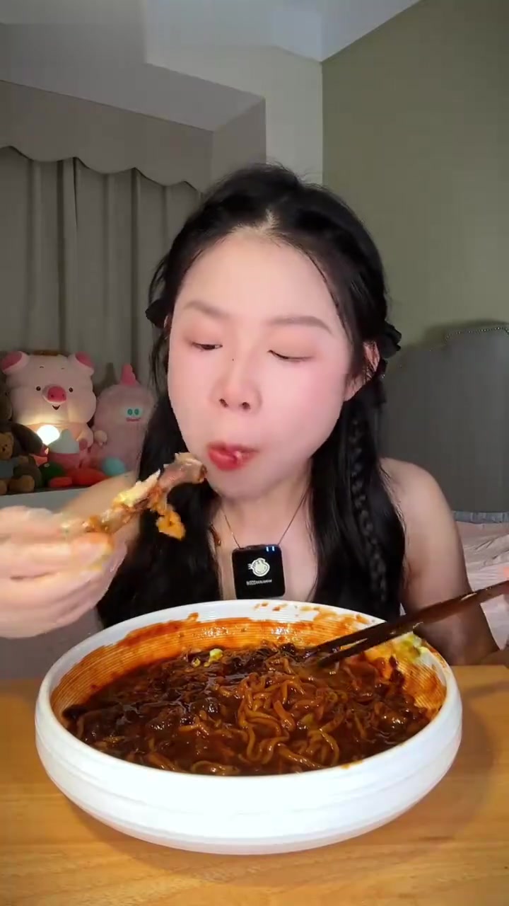 多人沉浸式吃炸酱面合集
