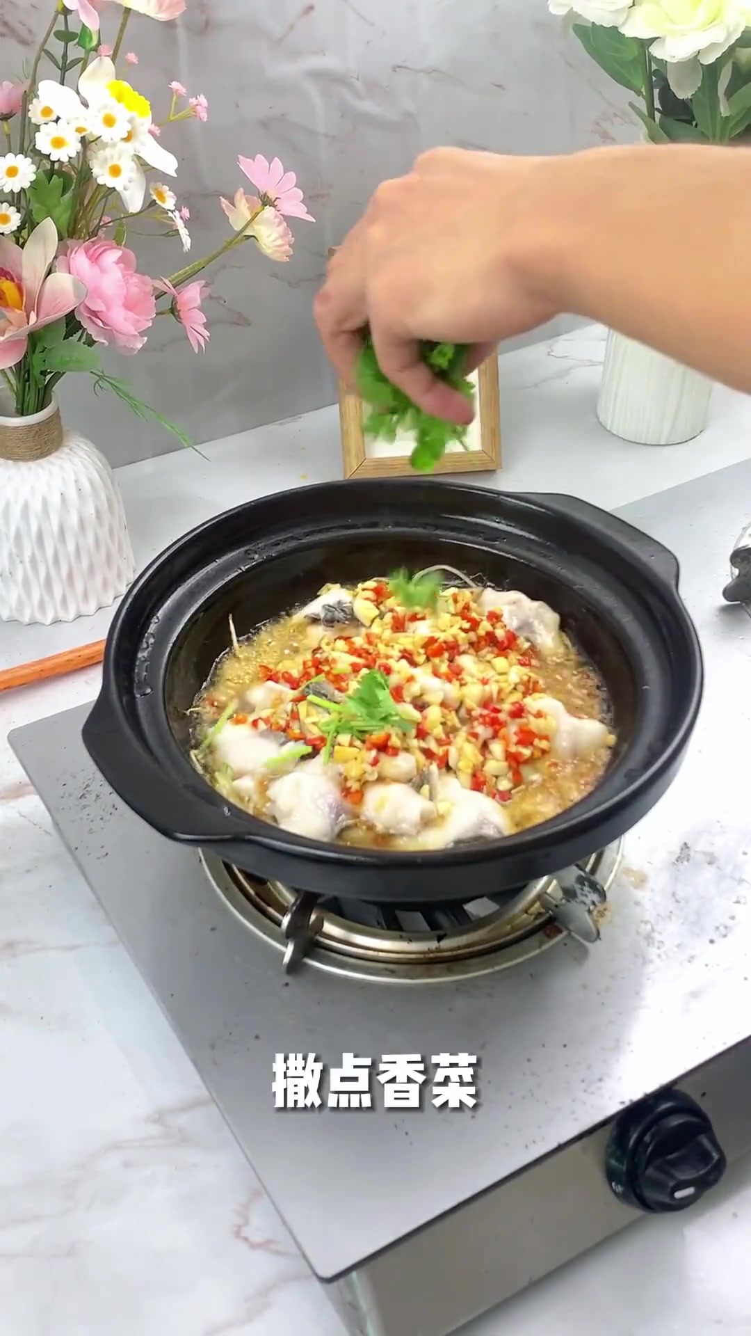 家常砂锅鱼片做法，又鲜又嫩，一人能吃一锅