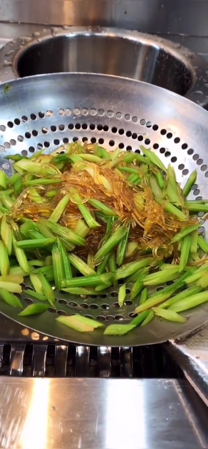芹菜粉这么做，入味还没生味，香到舔盘！