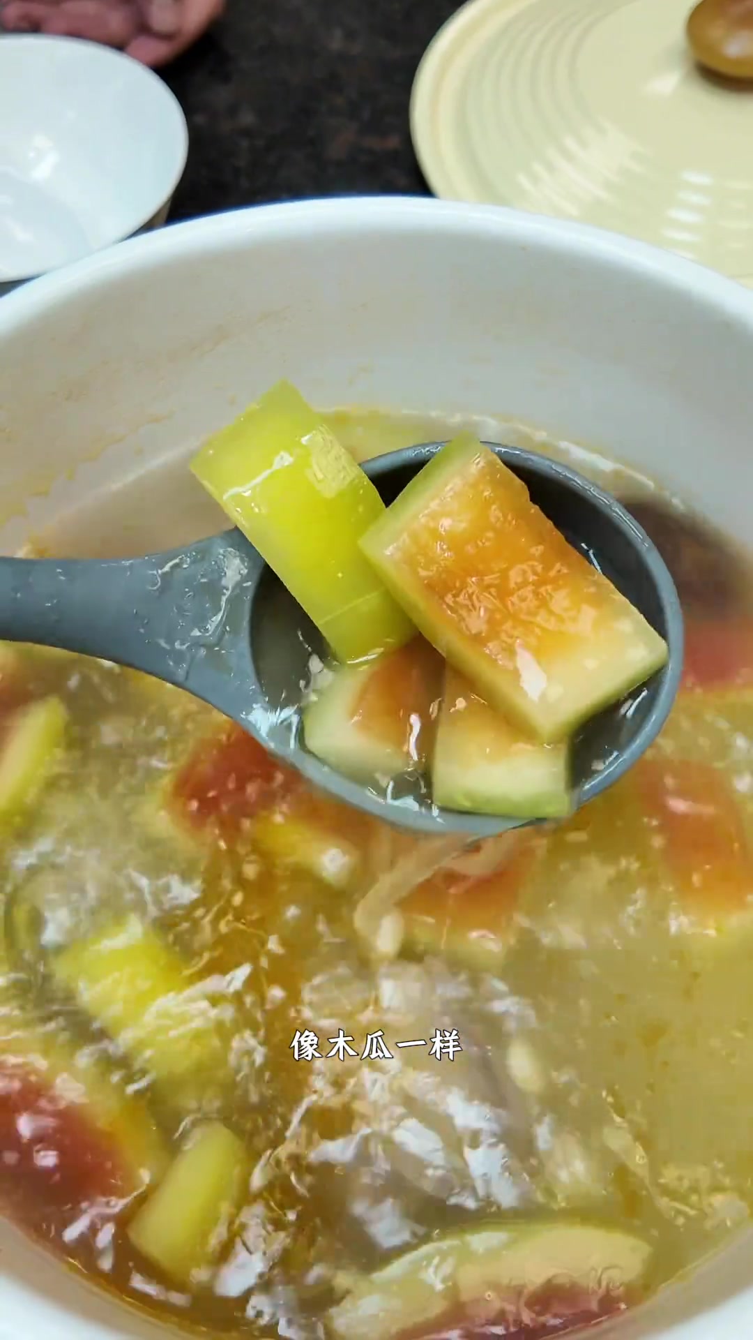 西瓜皮汤清润好喝，味道似番茄汤口感像佛手瓜