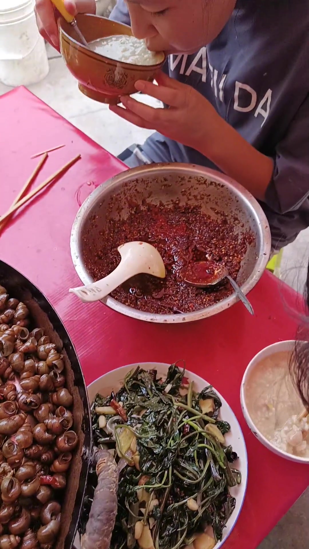 中秋节食堂四菜一汤，茄子包子海鲜都有，过节氛围足