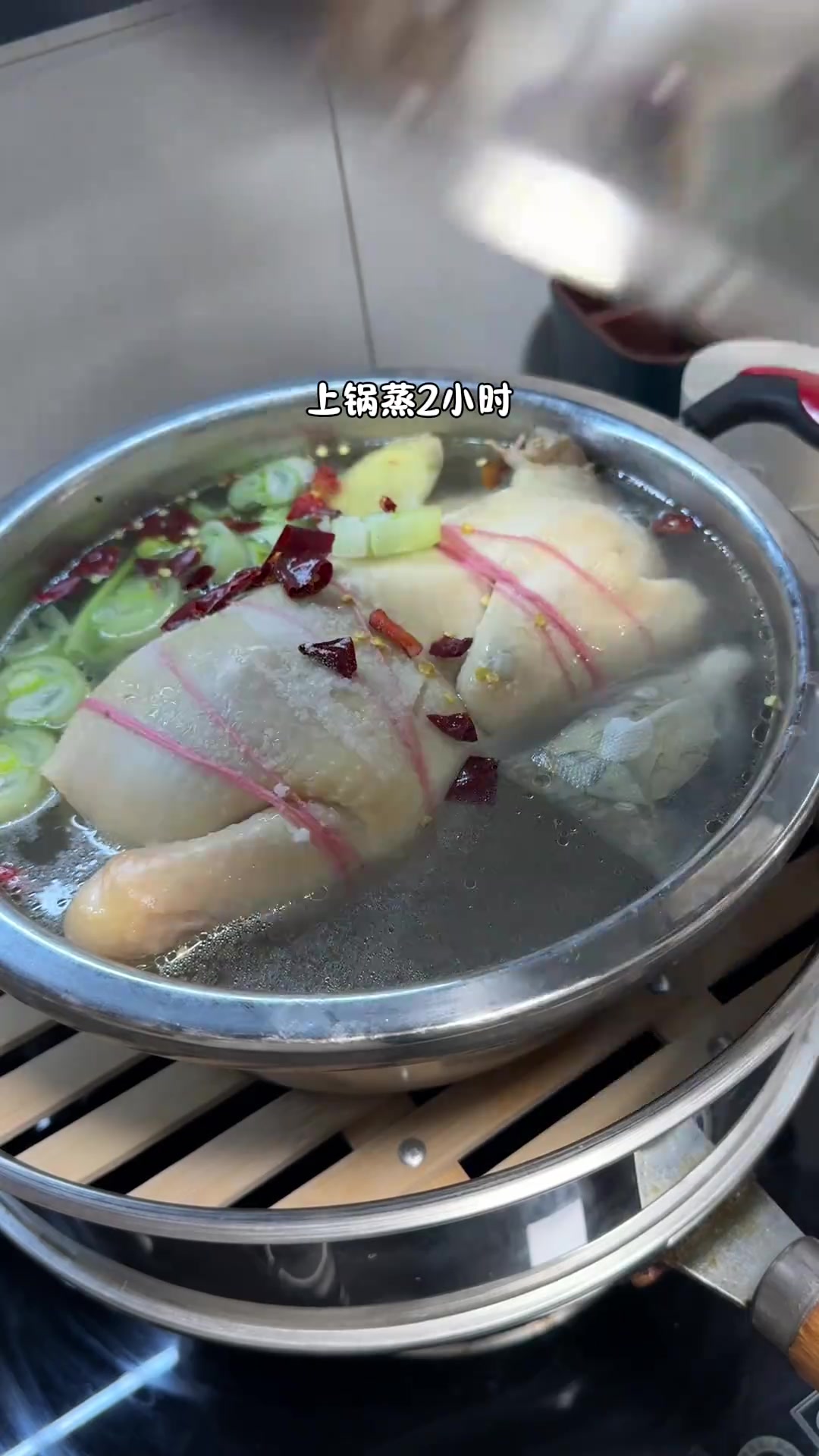 陕菜代表葫芦鸡经煮蒸炸,皮酥肉烂香彻骨髓