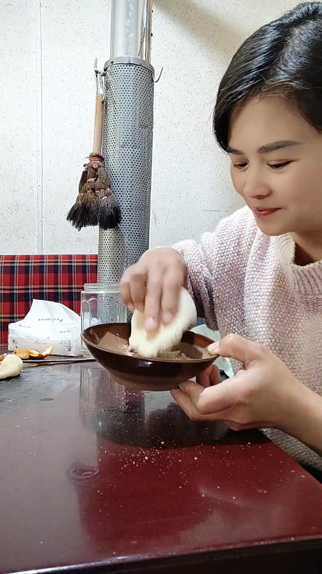烤糍粑蘸黄豆面，这味道香到上头！