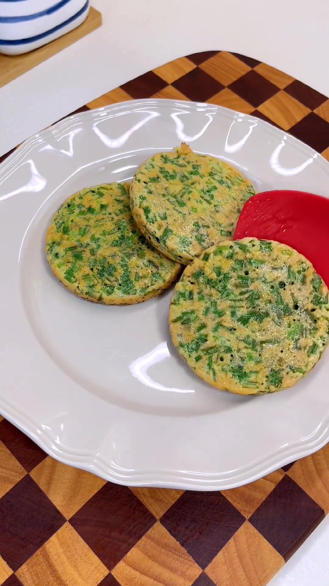 早餐吃红枣小米粥配韭菜鸡蛋饼,养胃又美味