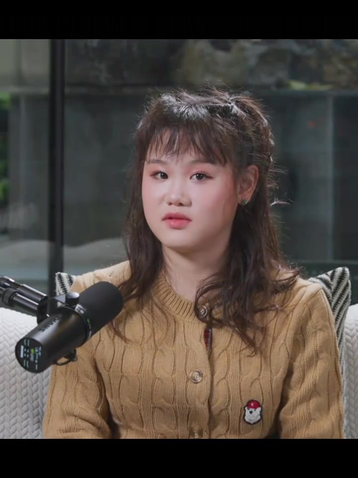 家齐说 八宝鸭好好吃，眼睛都放光了 好可爱啊。哈哈哈她对这造型可满意了