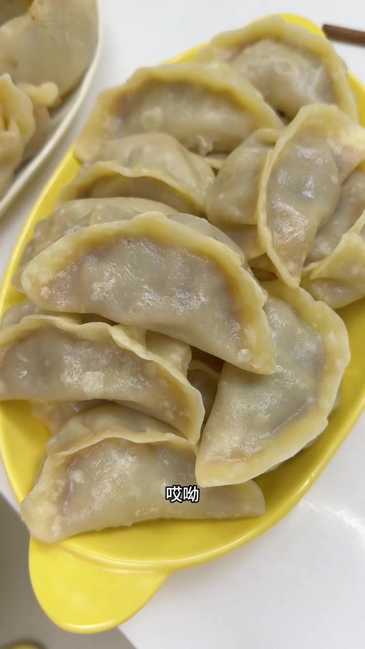 周末早餐一小时vlog,今天做了「爆汁牛肉大蒸饺」,还配了「紫菜蛋花汤」和「烤面筋」全家人
