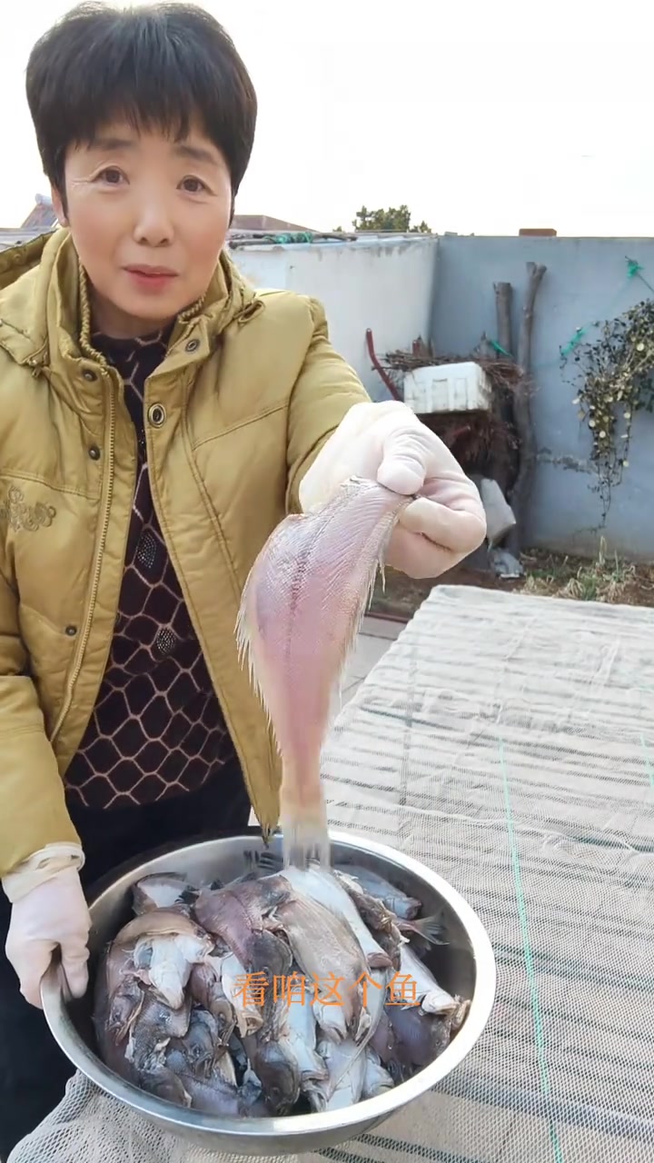天冷自制偏口鱼和粘鱼鱼干,熥个萝卜条简单又美味