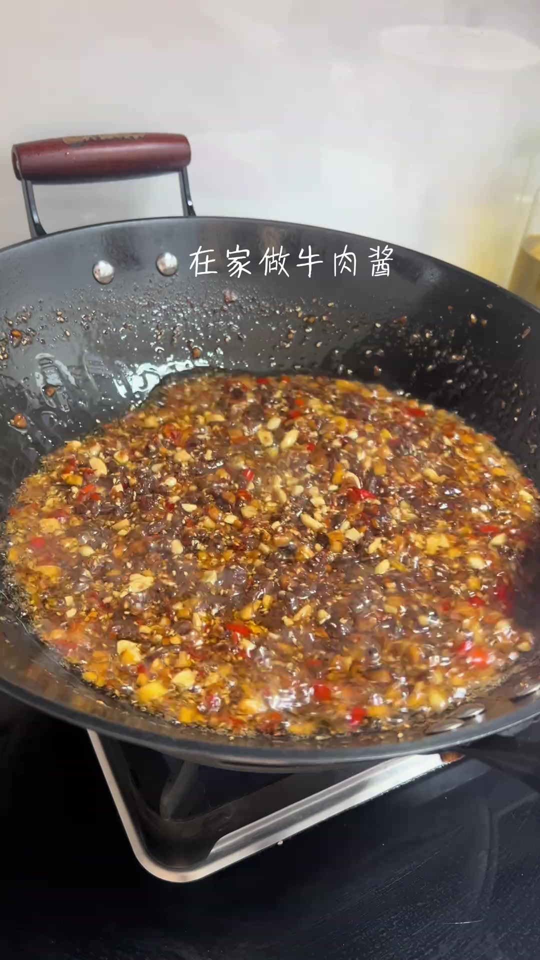 牛肉酱做法：在家自制酱香浓郁，夹馒头拌米面都好吃