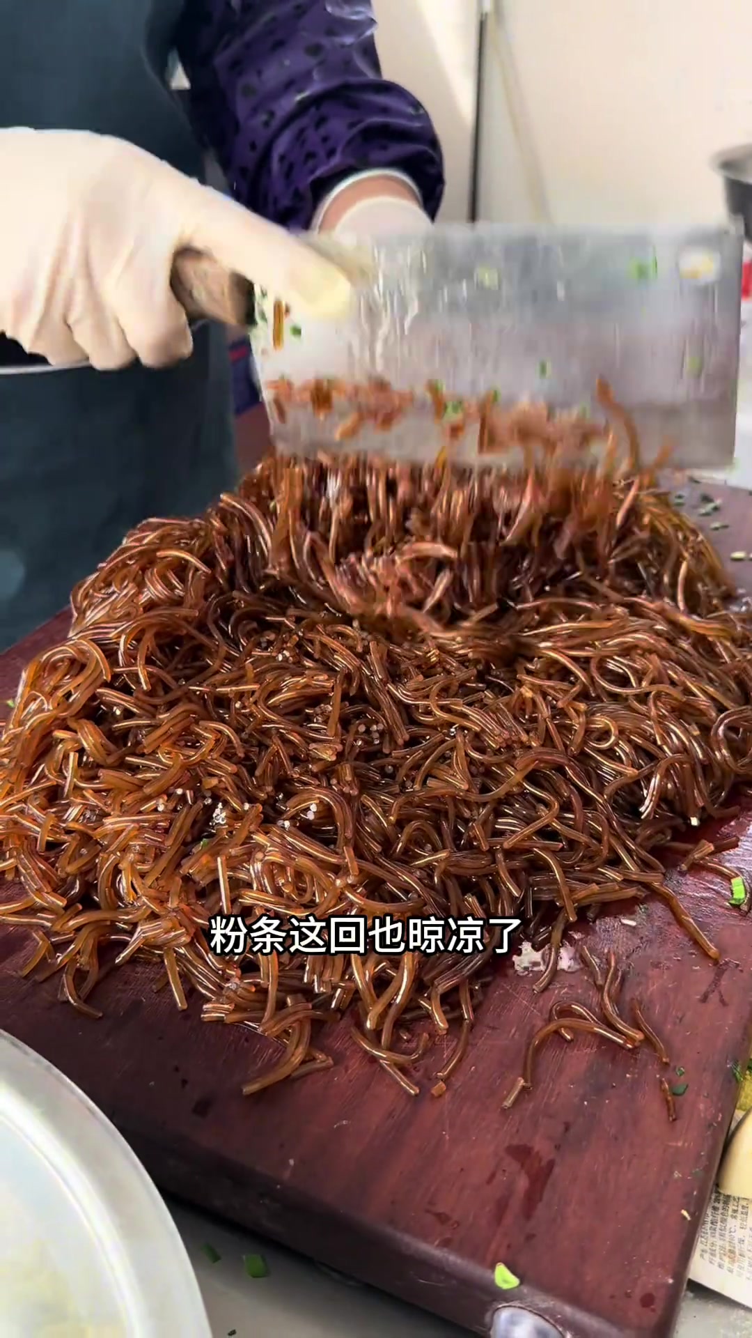 三鲜馅大包子嘎嘎香，配酸辣汤老开胃了