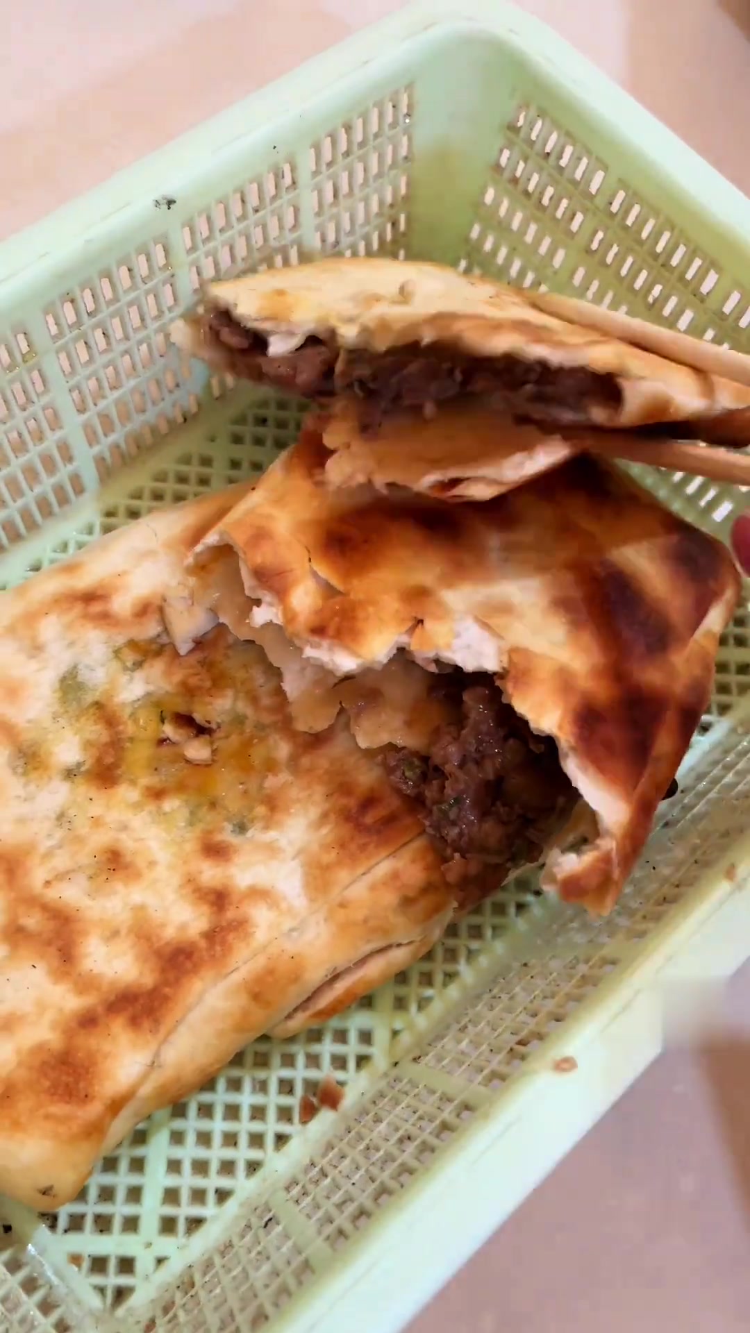 来泗水怎能不吃刚出炉的热乎火烧,烟火气小店的地方特色美食