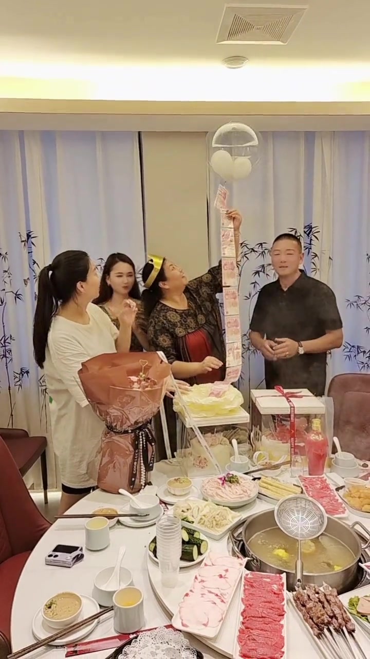 生日超开心，谢谢孩子们的抽钱蛋糕，睡觉都会笑醒