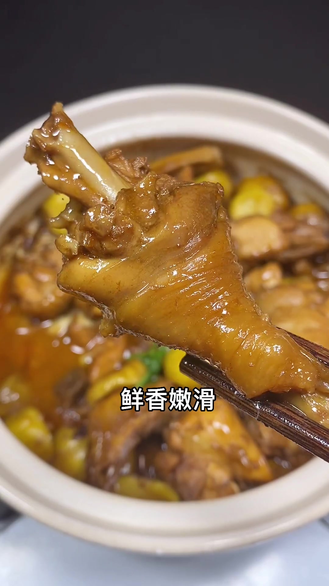 板栗焖鸡:板栗软糯香甜,鸡肉鲜嫩入味,做法简单下饭