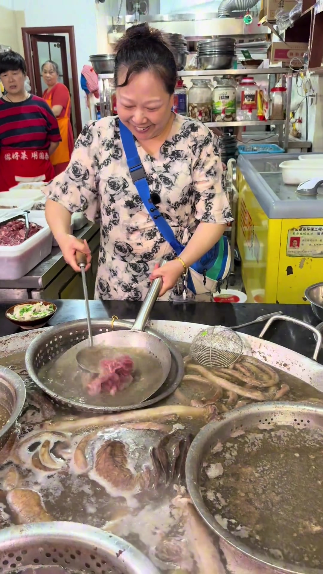 四川乐山地方特色美食翘脚牛肉