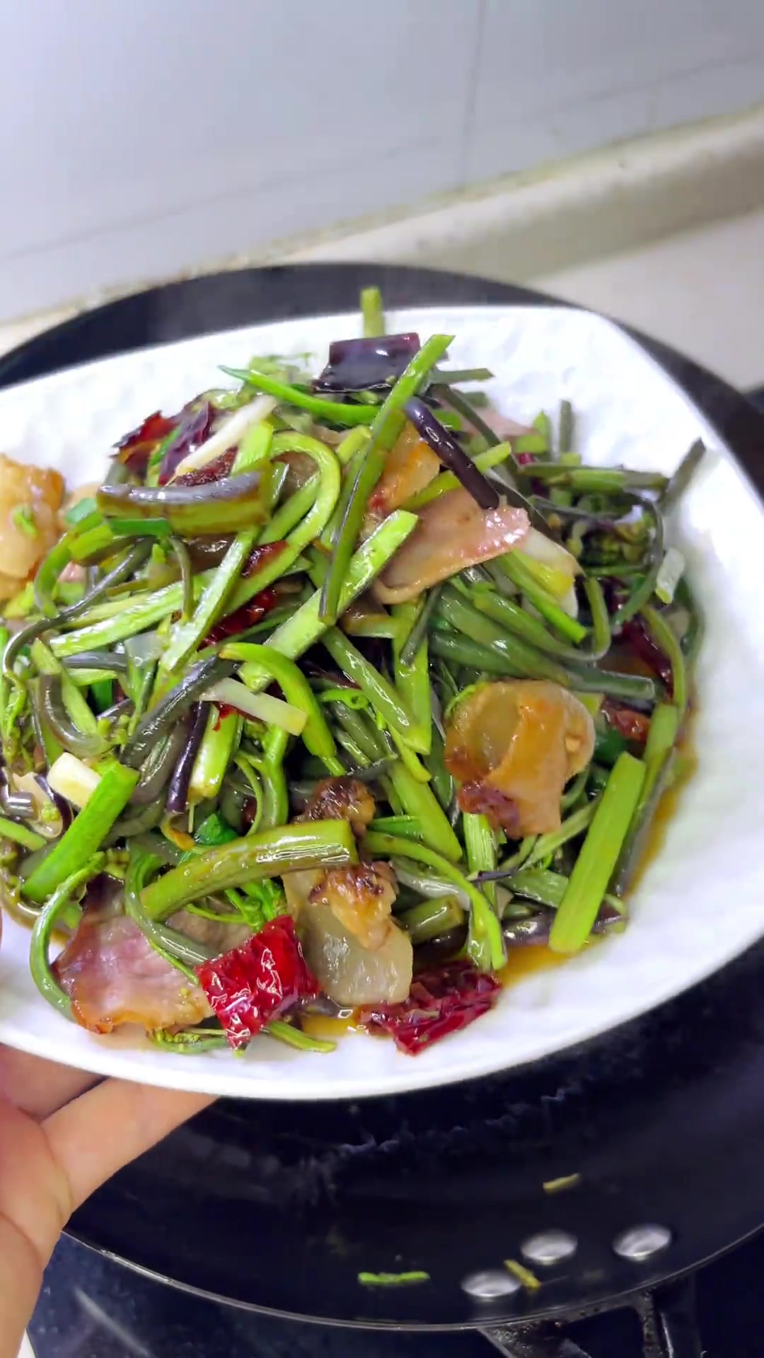 贵州人都拒绝不了的蕨菜炒腊肉,这口野菜太香啦