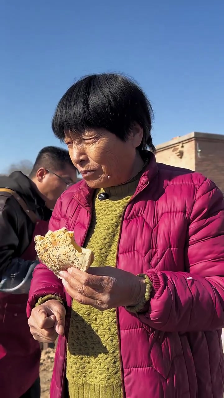 传统的吊炉烧饼，每一步都非常讲究！老爸打出来的烧饼，小羿说真脆，手艺真好，等他长大了也打烧