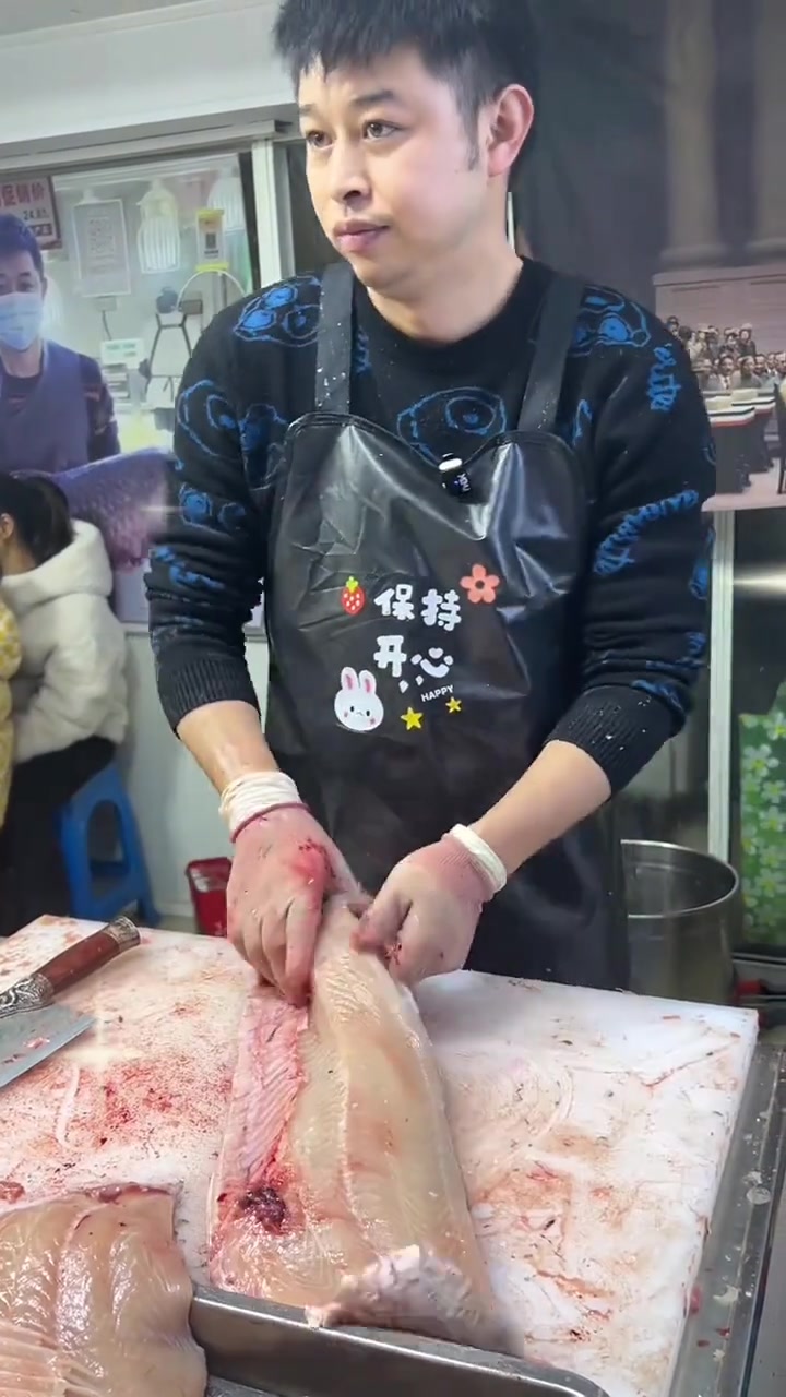 菜市场美食：无骨鱼片简单去骨去皮方法，用斩切两用刀