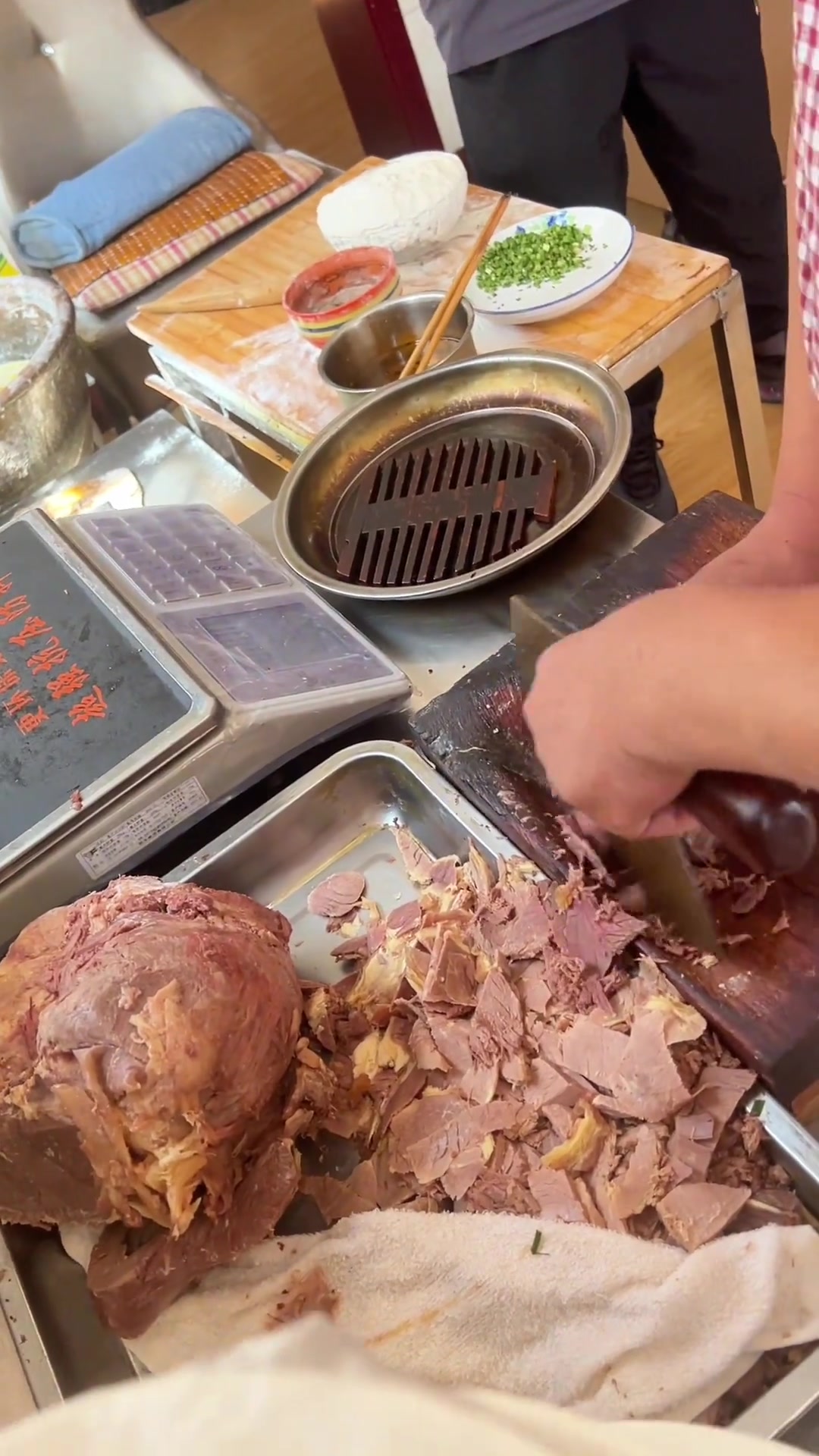 山西驴肉甩饼：薄饼夹卤肉，慰藉忙碌心灵