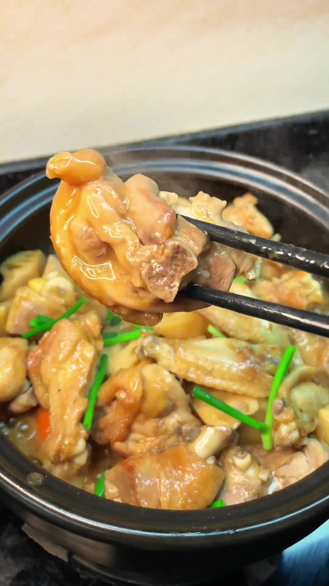 在家做美食,做法简单又好吃的蒜蓉鸡腿煲太香啦