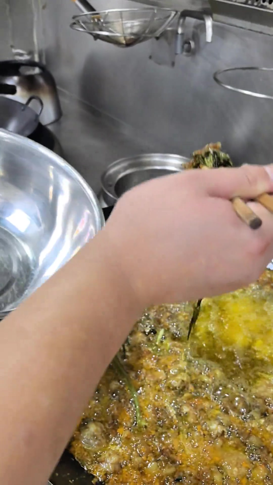 今天分享熬鸡油的方法，就是鸡油炒豆苗用的鸡油