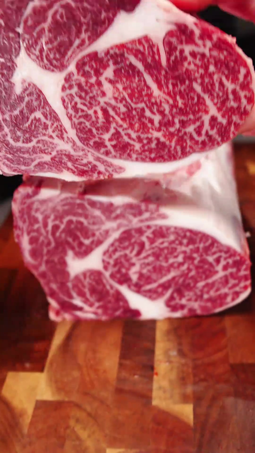 和牛眼肉牛排煎得外焦里嫩,入口后满口爆汁