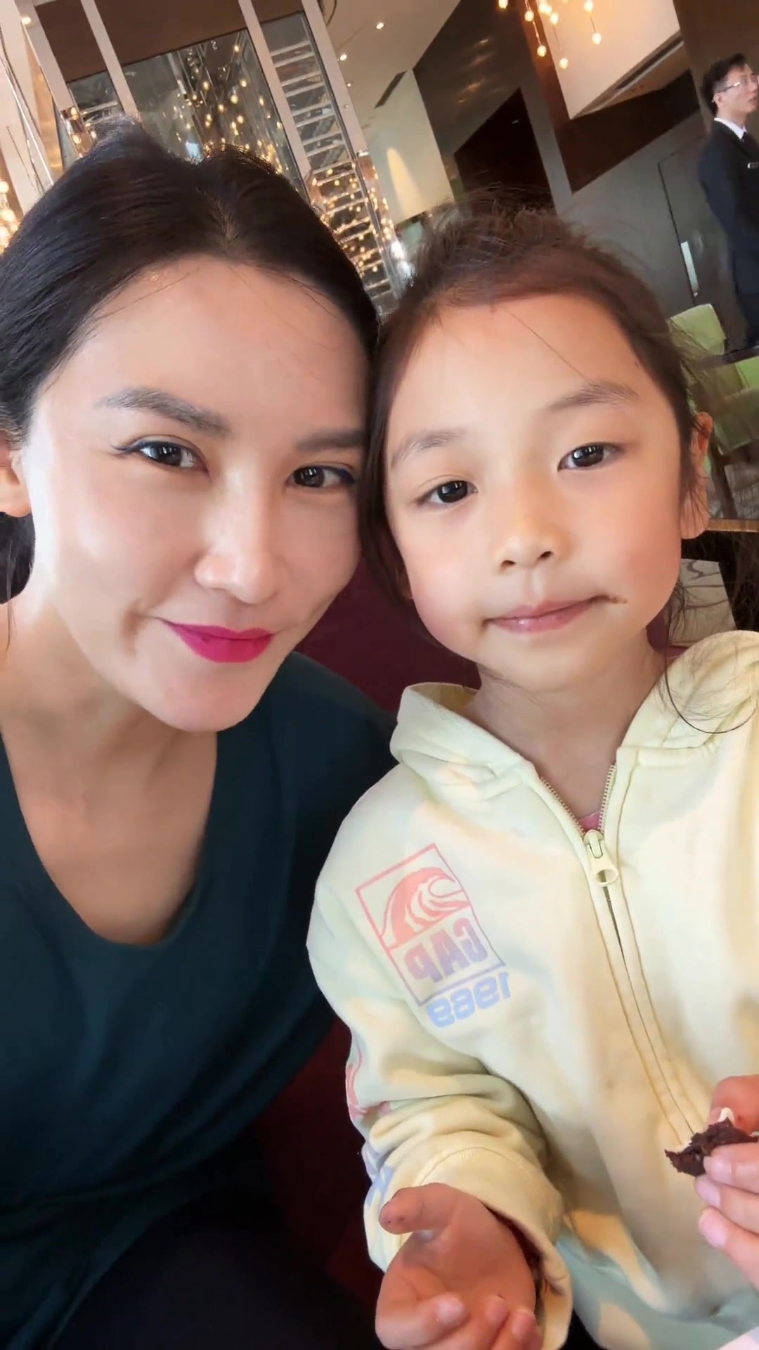 带小狮子外出享受惬意下午茶时光