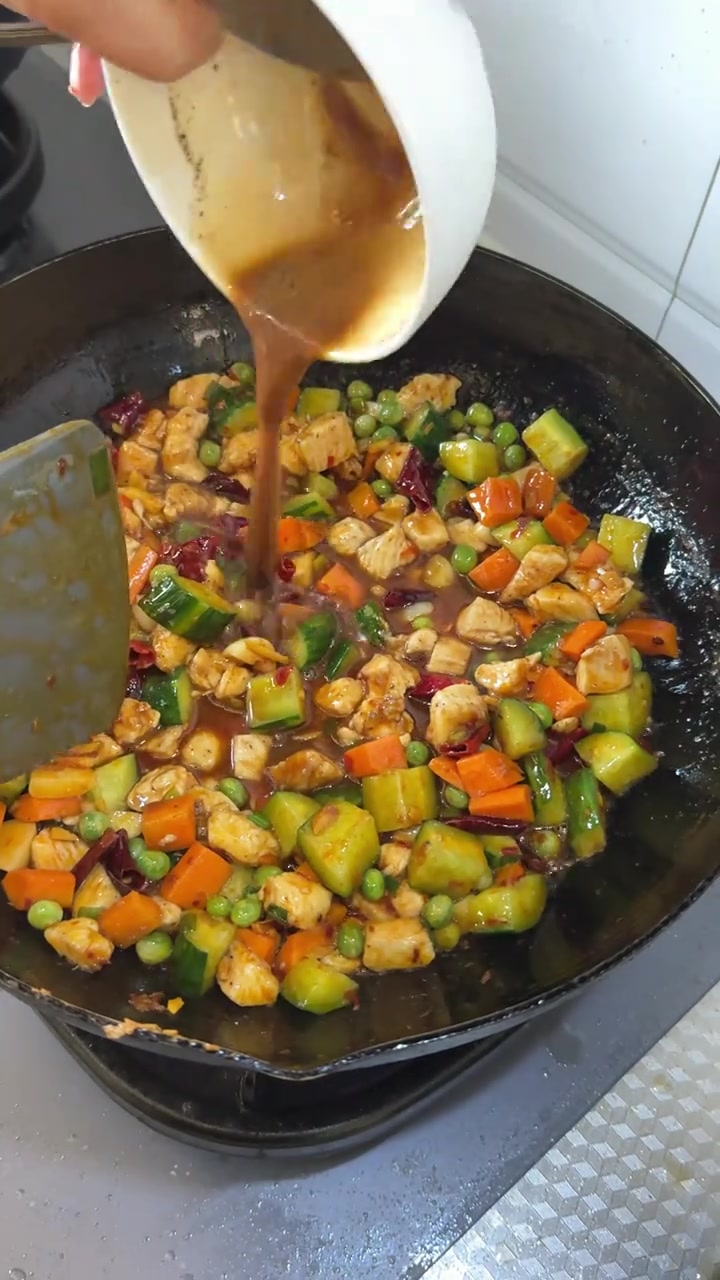 今天在家自己做的宫保鸡丁，味道太赞啦！