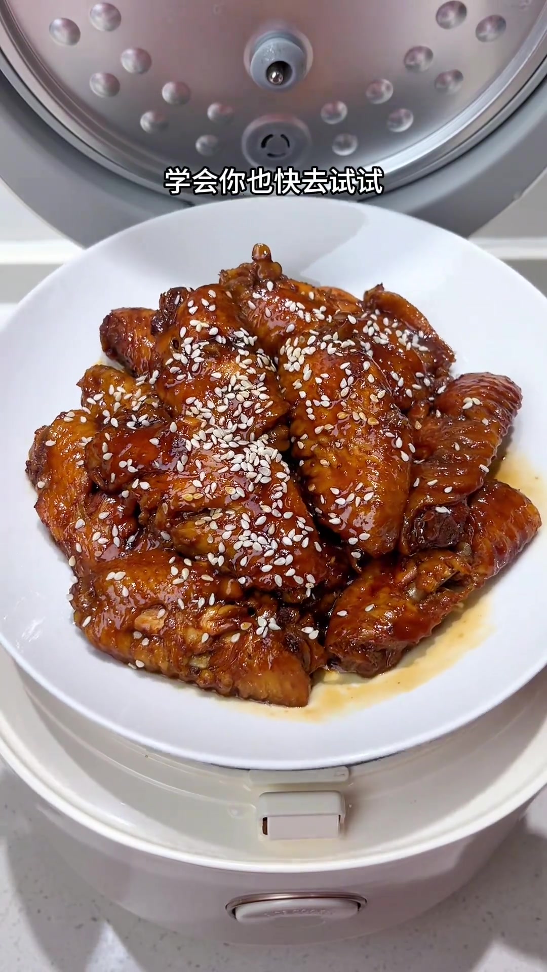 用电饭锅做可乐鸡翅真的太简单了，鸡翅裹满浓郁的酱汁，软烂脱骨，真的好吃到舔手指！