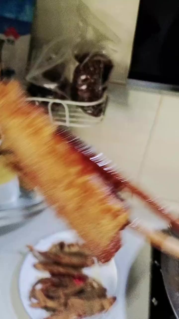 炸的小莲子鱼出锅啦,外酥里嫩还能吃莲子!