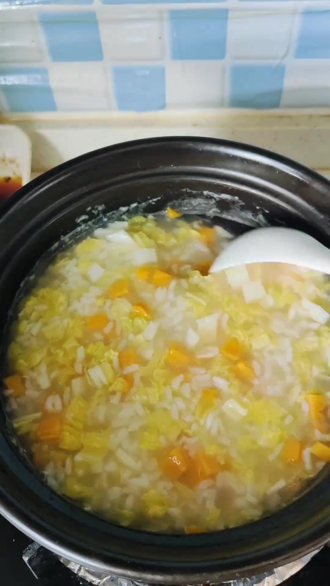 简单饭菜养娃，分享促消化的红薯菜粥育儿食谱