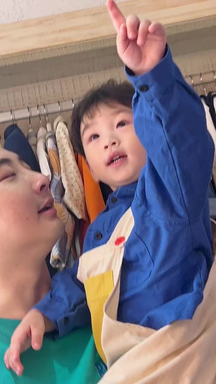 带鱼丸拍两周岁的照片，第一次卷了头发