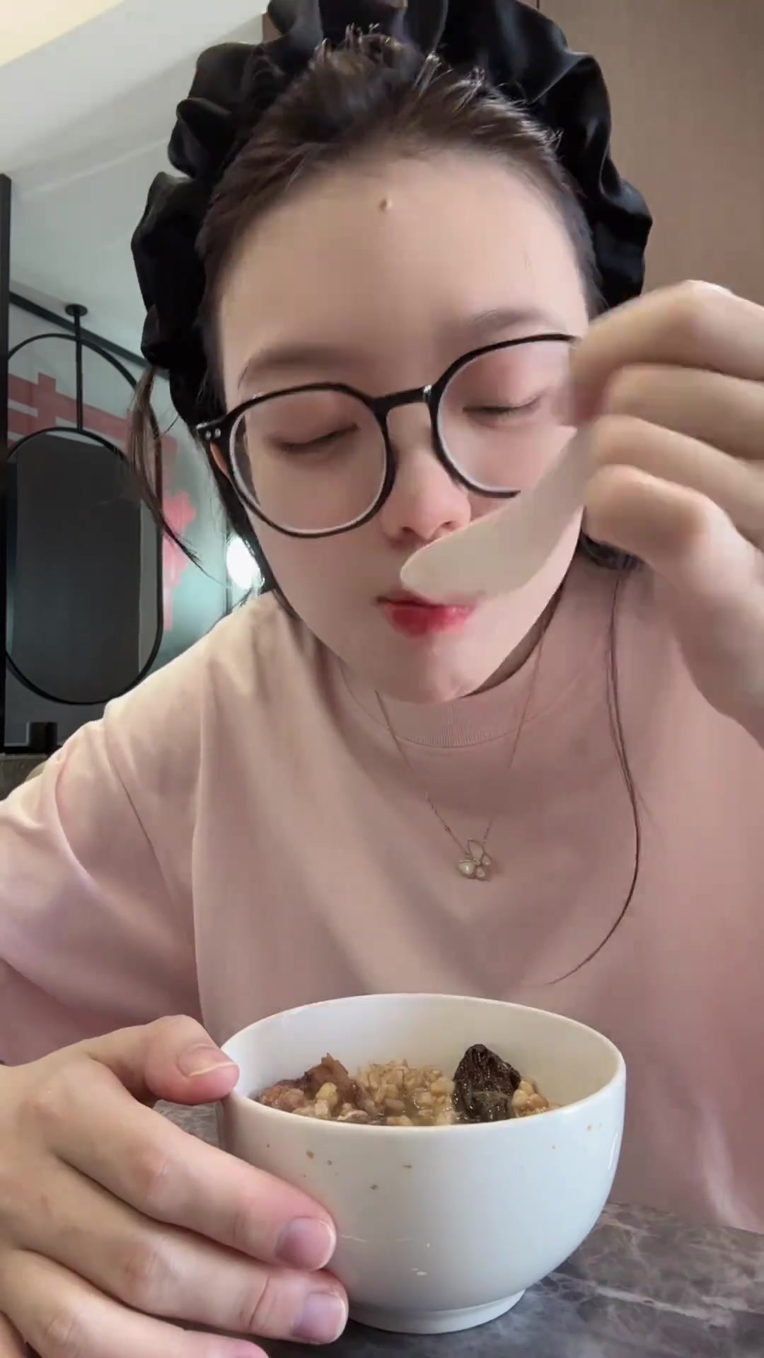 分享芹菜干贝羊肚菌燕麦米粥做法，早餐吃糯叽叽的太香了