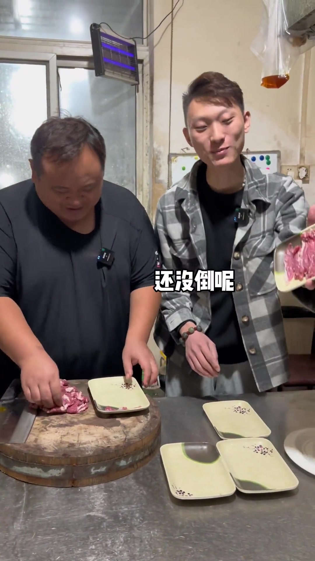 国峰烧烤火锅，切点羊肉摆盘，新鲜食材好味道