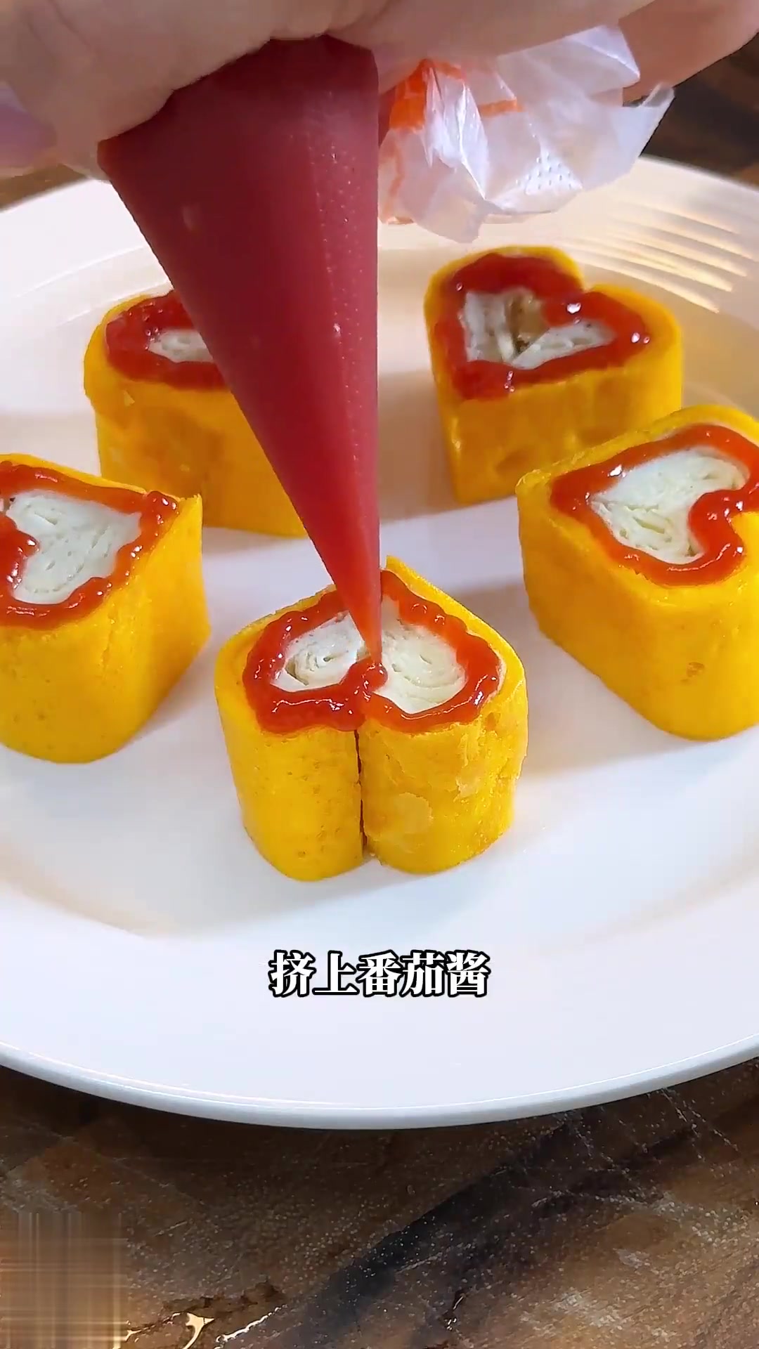 节日爱心早餐搭配银耳羹，简单美味有厚蛋烧和饭团