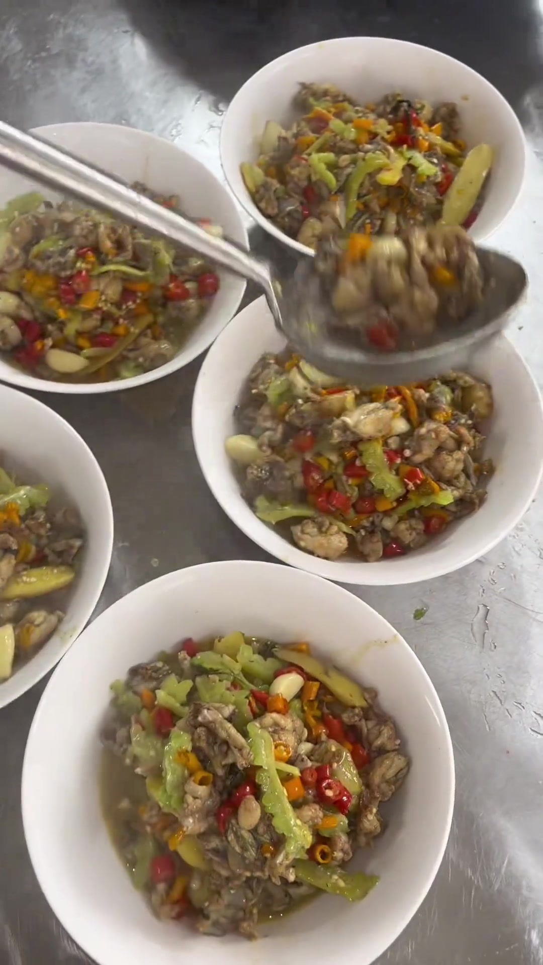 衡东土菜名县美食分享，金娥土鸡活鱼炒麻拐获好评