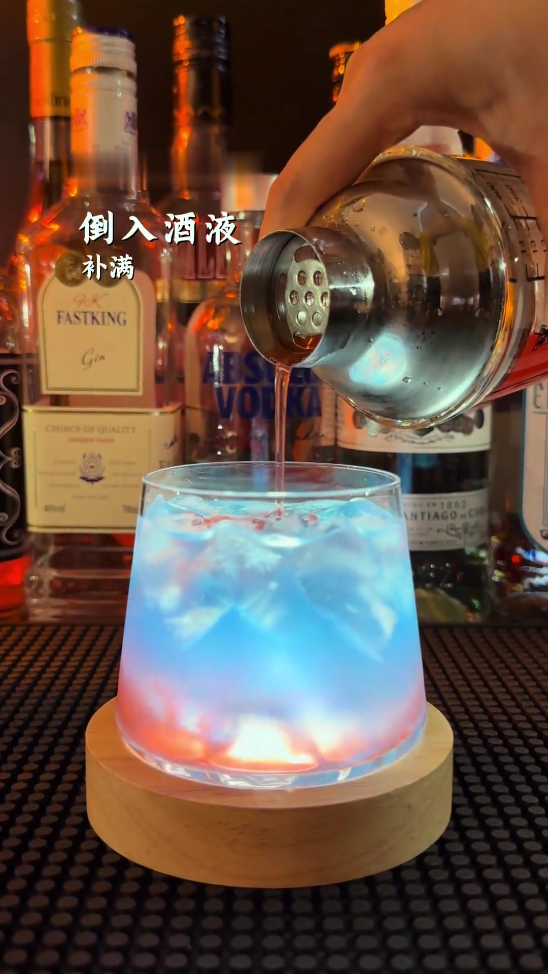 微醺幻境鸡尾酒，调酒师用伏特加调出的闲情
